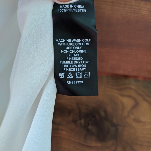 Vince camuto woman's white sleeveless blouse. - Picture 6 of 6